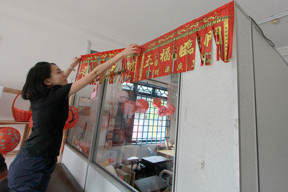 Mabel hanging the decoration.