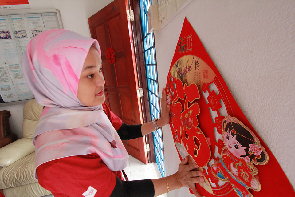 Shikin putting up the wall decoration.