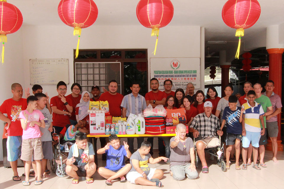 A group photo with the inmates and volunteers from Kluang Mall